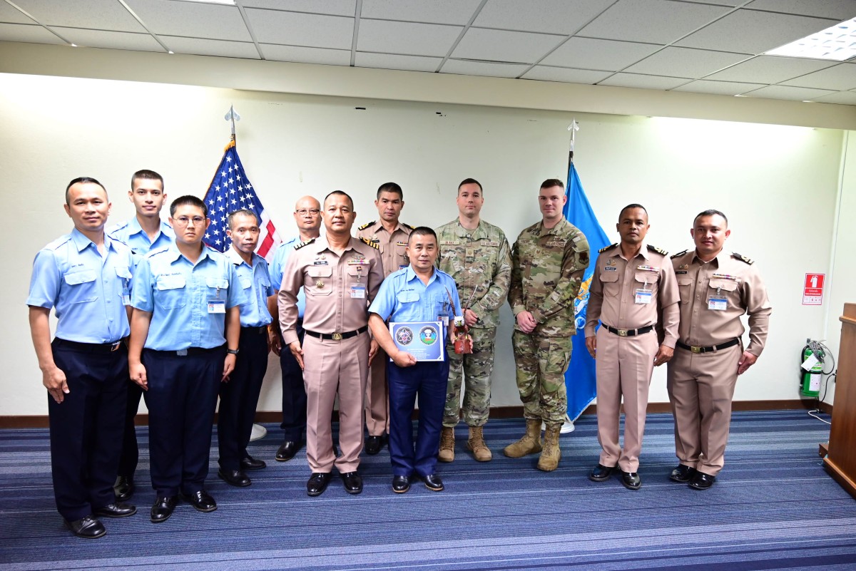 You are currently viewing น.อ.พัลลภ พยัคเลิศ หัวหน้าสถานีวัดความสั่นสะเทือนจังหวัดเชียงใหม่ เป็นประธานในพิธีที่ Msgt.Steven M. Blake หัวหน้า DET415 มอบของที่ระลึกให้กับนายสาคร ณ เชียงใหม่ เจ้าหน้าที่พลเรือน สวท.ชม. ที่จะเกษียณอายุราชการ ในวันที่ ๑๘ ธันวาคม ๒๕๖๘